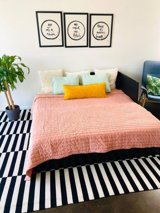 Modern Loft In South Main! Holiday home *