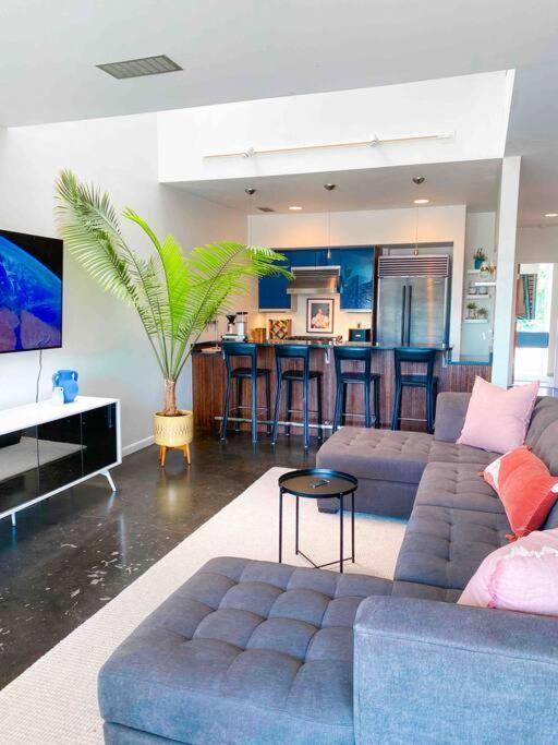 Modern Loft In South Main! *