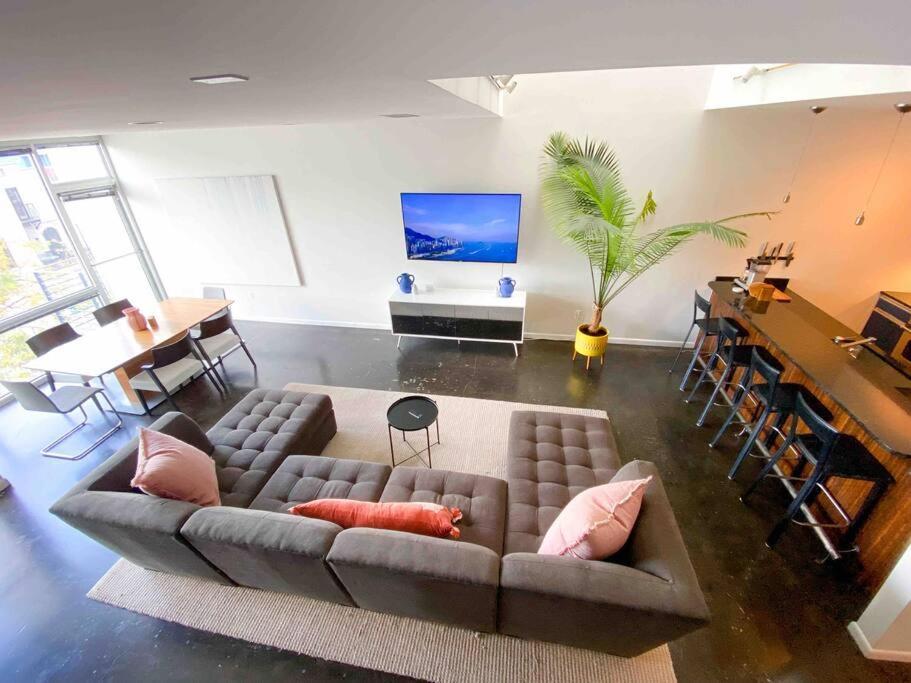 Modern Loft In South Main!